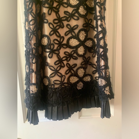 EUC RYU FLORAL EMBROIDERED DRESS WITH PLEATING - Picture 4 of 5